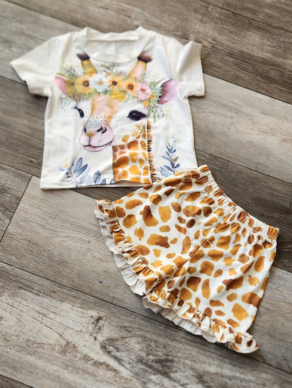 NWOT Toddler Girls Floral Giraffe Graphic t-shirt and Matching Ruffled Short Set